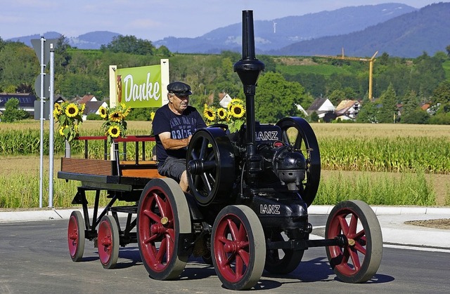 Friedbert Matt drehte mit seinem Traktor die erste Runde im neuen Kreisel.  | Foto: Veranstalter