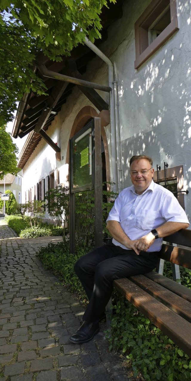 Heinz-Rudolf Hagenacker vor der Zehntscheuer  | Foto: Marius Alexander