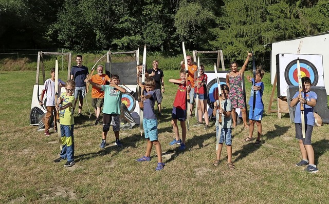 Zehn kleine Robin Hoods waren  im Rahm...gramms begeistert vom  Bogenschieen.   | Foto: Christine Weirich