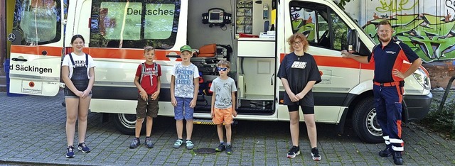 Manuel Frost (rechts) erklrte Teilneh...nderferienprogramms den Rettungswagen.  | Foto: Barbara Halder