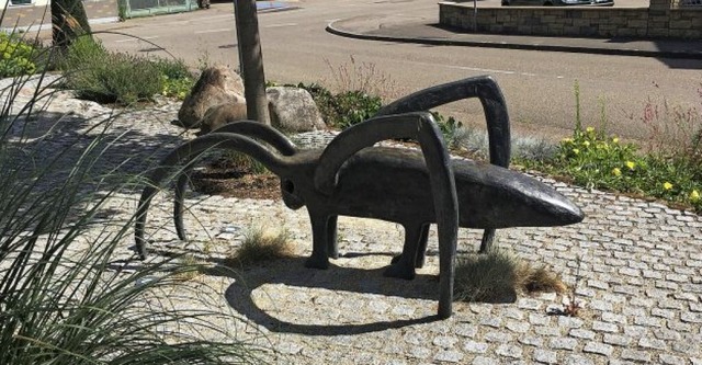 Die Bronzefigur steht zentral in Krzell.   | Foto: martin Frenk