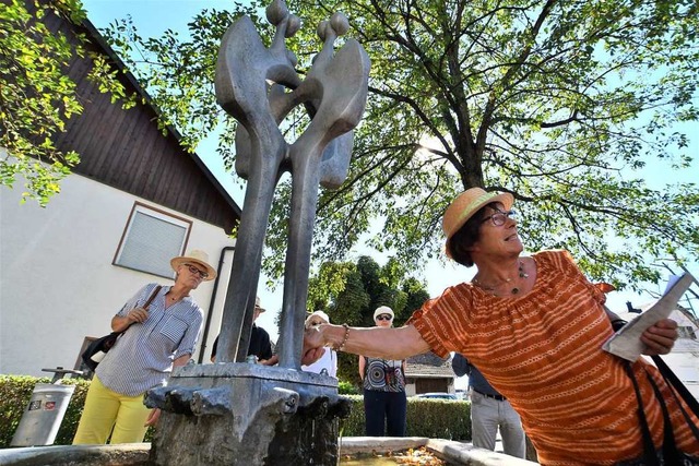 Ingrid Baumann (rechts) fhrte in Brombach zu Kunstwerken von Rudolf Scheurer.  | Foto: Barbara Ruda