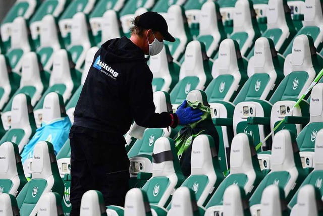 Desinfizieren &#8211; aber fr wen? Ei...arbeiter im Stadion des  VfL Wolfsburg  | Foto: Swen Pfrtner (dpa)