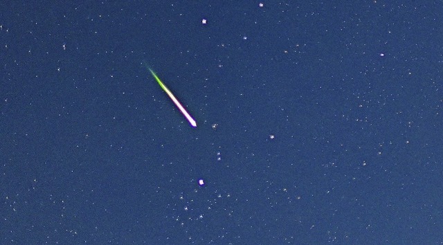 Immer wieder schn: Eine Sternschnuppe...ht durch den Nachthimmel (Symbolbild)   | Foto: Patrick Pleul (dpa)