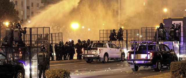 Blendgranaten, Wasserwerfer und Polize...tstadt Minsk gegen Demonstranten vor.   | Foto: SIARHEI LESKIEC (AFP)