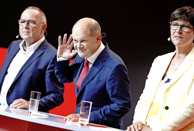 SPD-Kanzlerkandidat: Olaf Scholz zwisc...orbert Walter-Borjans und Saskia Esken  | Foto: Kay Nietfeld (dpa)