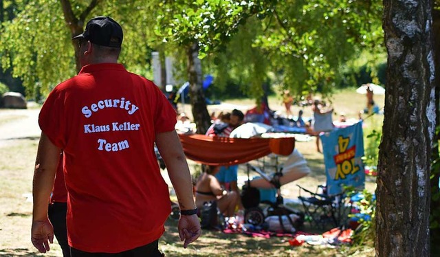 Aufmerksam, freundlich und bestimmt si...heitsleute an den Badeseen unterwegs.   | Foto: Walter Holtfoth