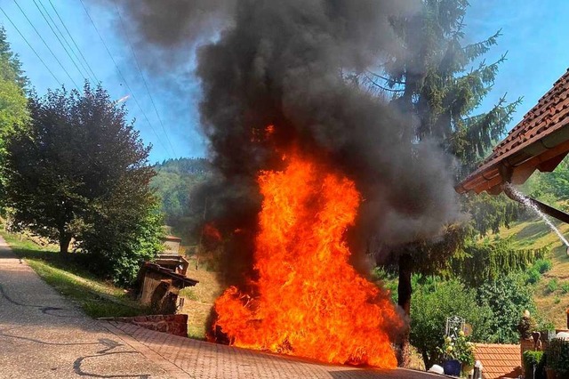 Nahe eines Wohnhauses brannte am Monta... Keppenbach ein Auto vollstndig aus.   | Foto: Michael Hilbert