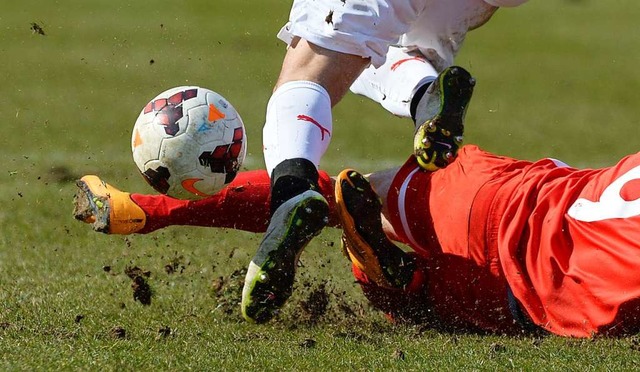 Zweikmpfe? Tacklings? Spiel mit dem B...des Lockdowns fr Fuballer undenkbar.  | Foto: Patrick Seeger