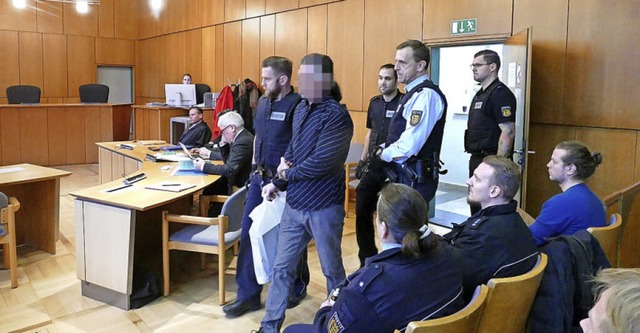 Februar 2019: Der Angeklagte wird in den Gerichtssaal gefhrt.  | Foto: Ralf Burgmaier