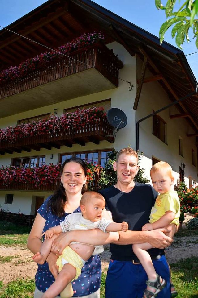 Helena und Winfried Matt mit zweien ihrer vier Kinder.  | Foto: hr