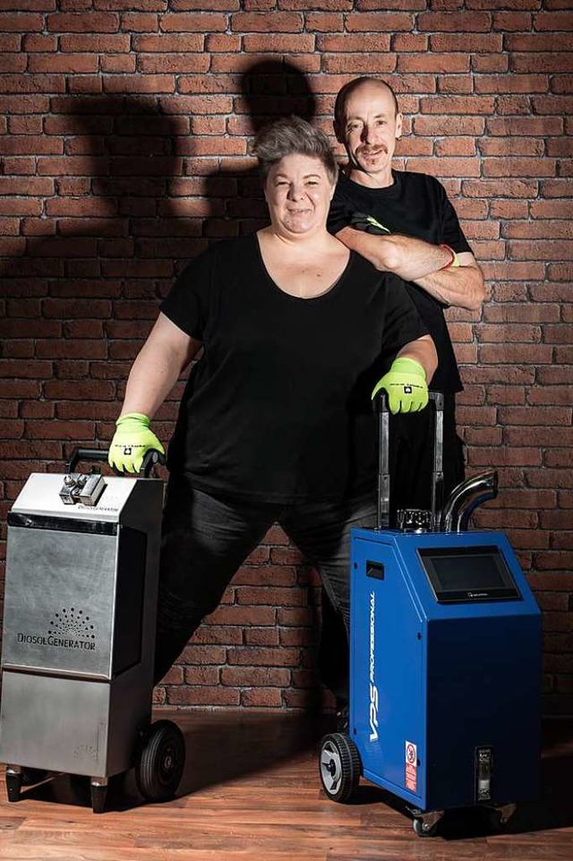 Janine Schweitzer mit  ihrem Mann und ...das rechts zur Geruchsneutralisation.   | Foto: Privat