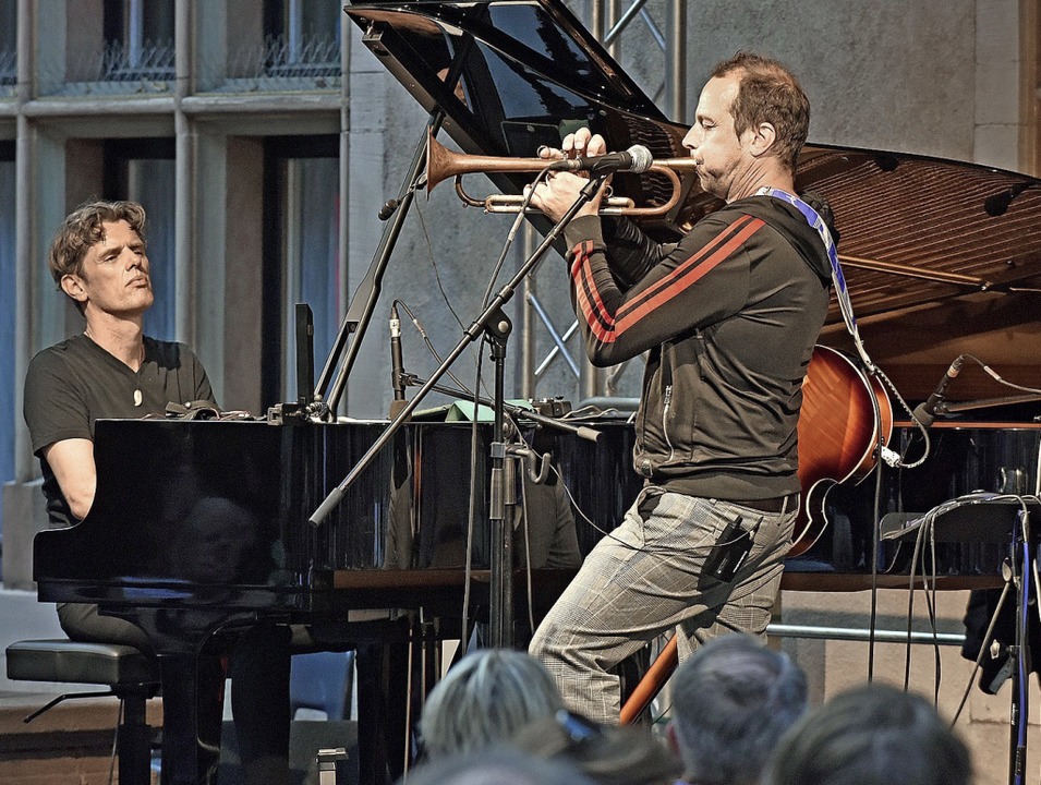 Ralf Schmid und Joo Kraus im Innenhof des  Regierungsprsidiums  | Foto: Michael Bamberger