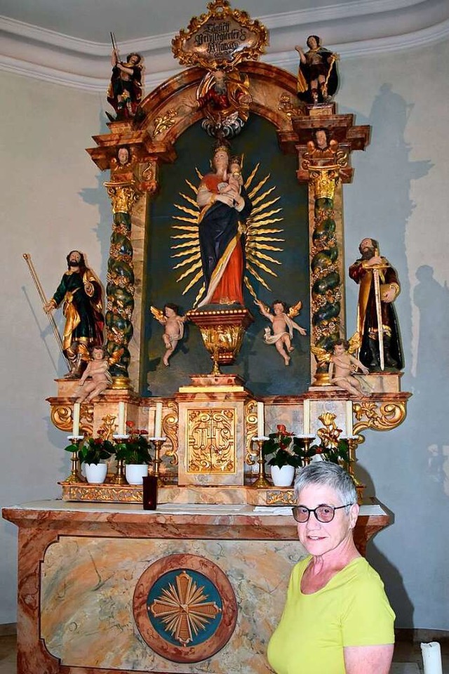 Maria Deschler vor dem Marienbildnis i...sterkirche der Himmelspforte in Wyhlen  | Foto: Heinz und Monika Vollmar