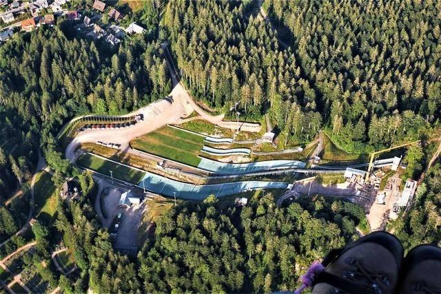 Gleitschirmflieger zeigt Hochschwarzwald aus der Vogelperspektive