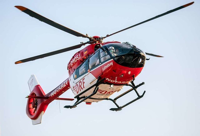 Aufgrund seiner schweren Verletzungen ... in eine Klinik geflogen (Symbolbild).  | Foto: Felix Heyder (dpa)