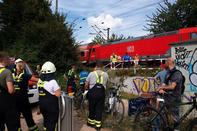 An den Bahngleisen bei Mllheim war am...g einiges los, verletzt wurde niemand.  | Foto: Volker Mnch
