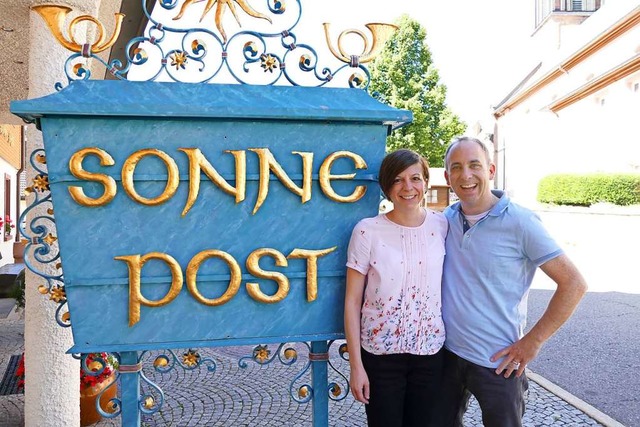 Gehren zusammen: Die Sonne-Post in Waldau und Yvonne und Thomas Eiche.  | Foto: Tanja Bury