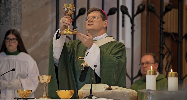 Erzbischof Stefan Burger whrend der Wandlung.   | Foto: Cornelia Liebwein