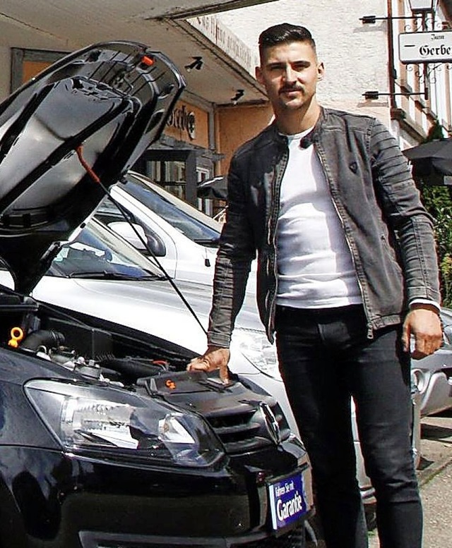 Aykan Sr im Autohof vor seiner Werkstatt.  | Foto: Heidi Fel