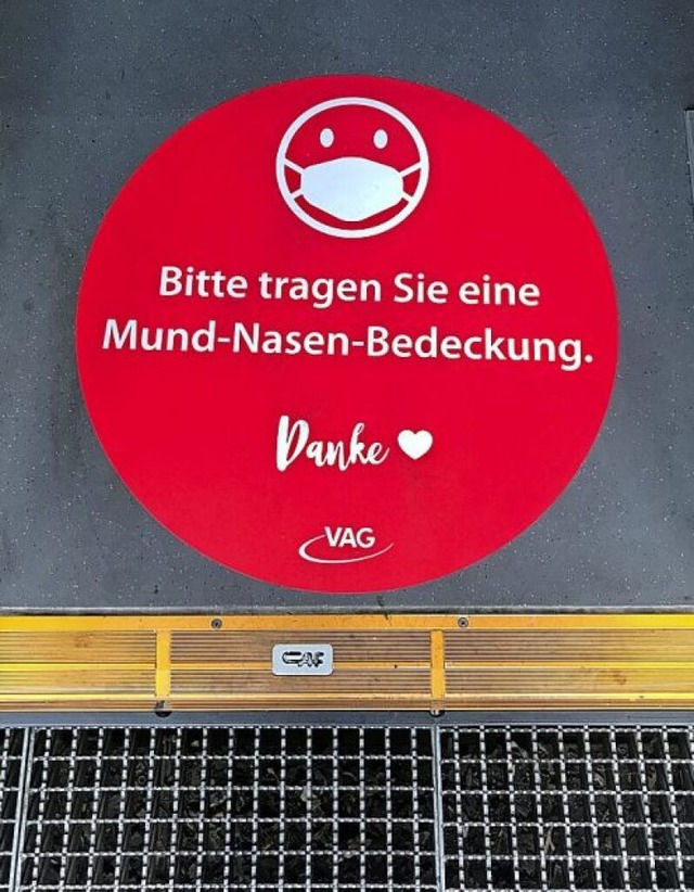 Ein Aufkleber auf dem Boden erinnert a... Maskenpflicht in Fahrzeugen des PNV.  | Foto: Freiburger Verkehrs-AG