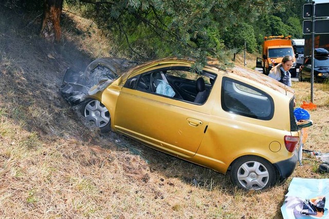 Die Front des Autos ist zerstrt und verbrannt.  | Foto: Kamera24