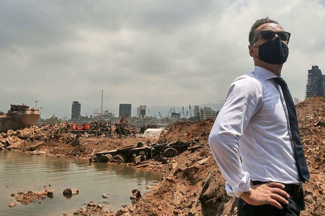 Der Bundesauenminister  steht am Ort der Explosion im Hafen Beiruts.  | Foto: Marwan Naamani (dpa)