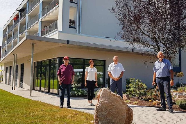 Artur Cremans, Pia Spth, Martin Mybes...nks) vor dem Dietrich-Bonhoeffer-Haus.  | Foto: Gerald Nill