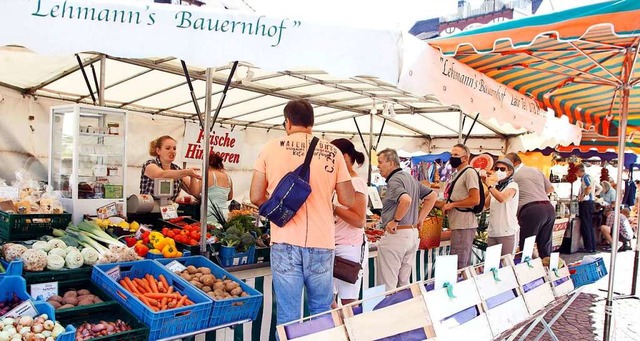 Mit Abstand &#8211; teils mit Mund-Nas...mstag an einem Marktstand in Lahr an.   | Foto: Heidi Fel