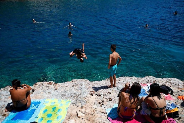 Auch vom Tourismus wird abhngen, ob s... griechische Wirtschaft wieder erholt.  | Foto: Thanassis Stavrakis (dpa)