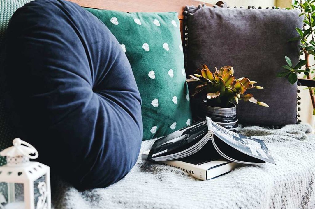 Fe hoch und Nase rein ins Buch: fudd...n wunderbar auf dem Balkon lesen kann.  | Foto: Krisztina Papp (Unsplash.com)