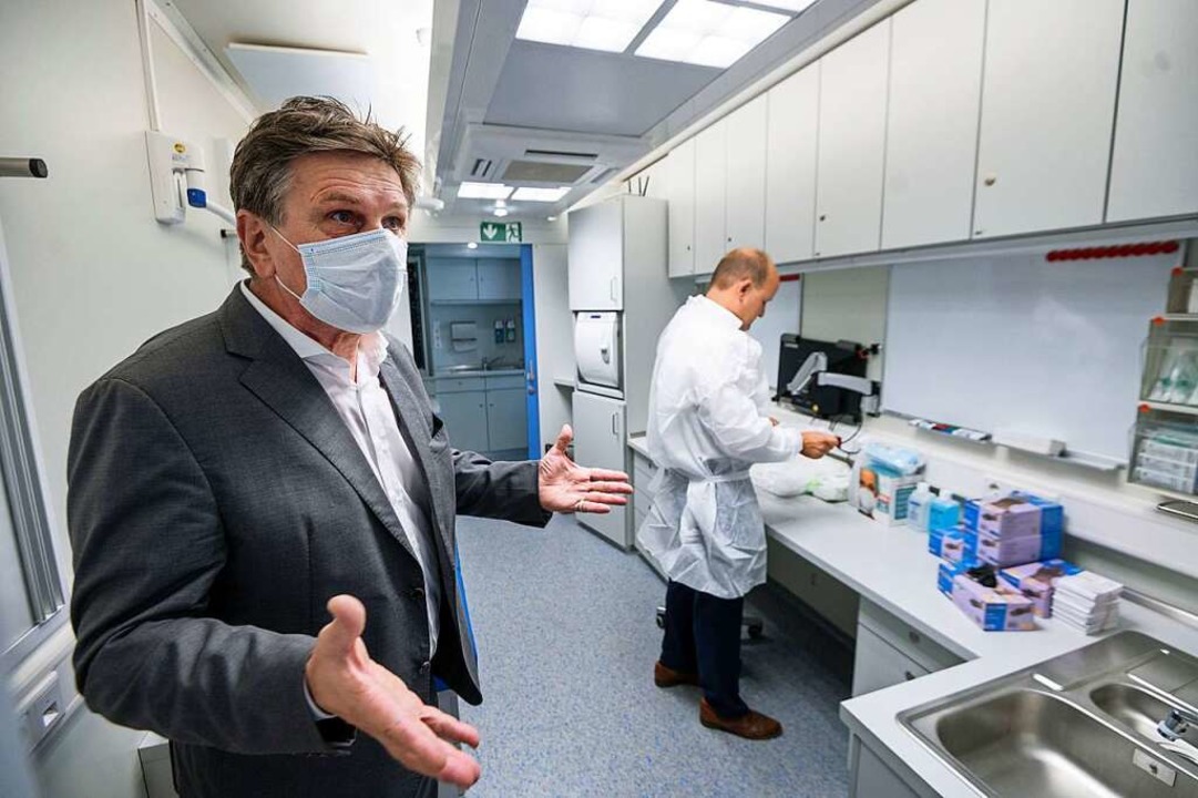 Gesundheitsminister Lucha in der neuen Teststation am Stuttgarter Hauptbahnhof  | Foto: Marijan Murat (dpa)
