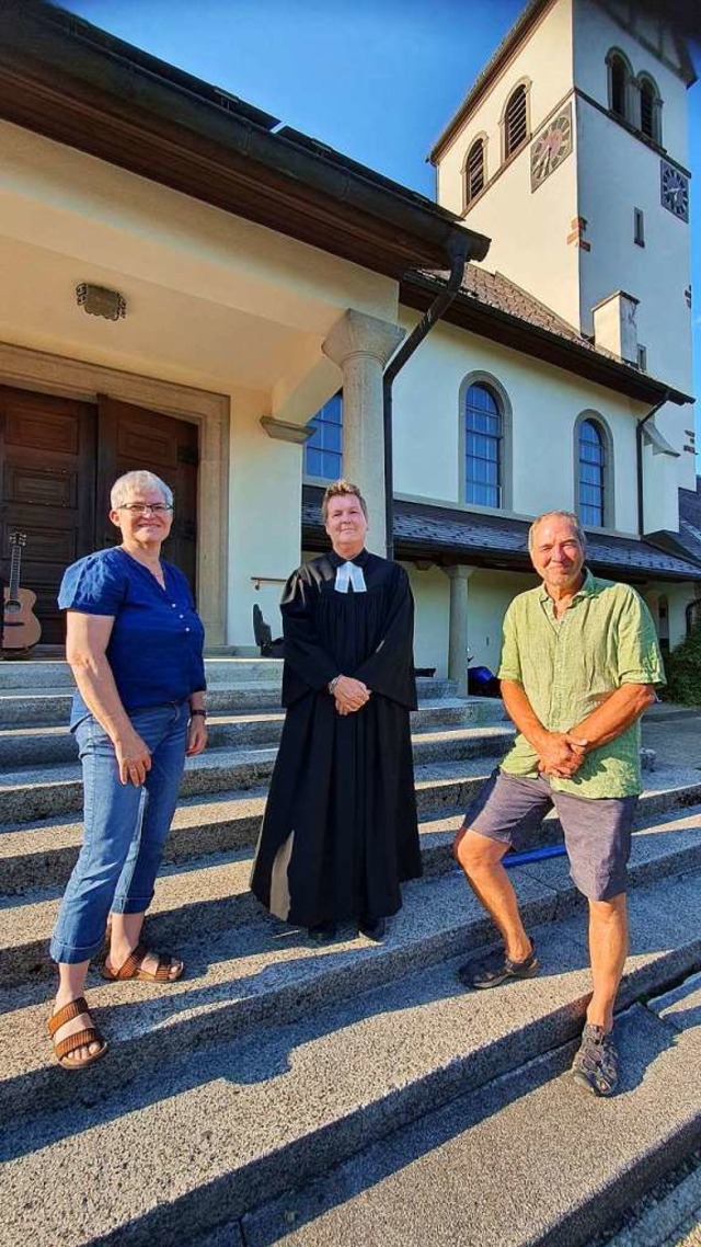 Renate Metzler und Ronald Kaminsky mit...freie Pfarrstelle, Christine Wrzberg.  | Foto: Dirk Friberg