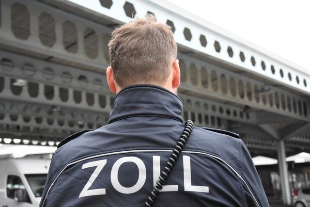 Zoll und Bundespolizei durchkämmen Gaststätte in Schopfheim