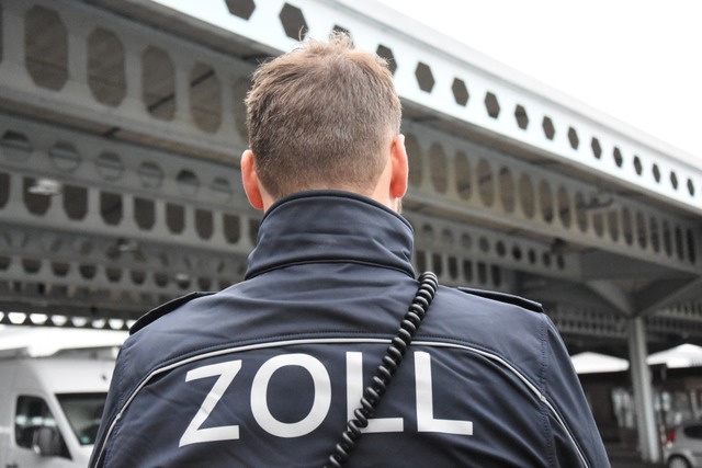 Beamte von Zoll und Bundespolizei waren im Einsatz.  | Foto: Kathrin Ganter