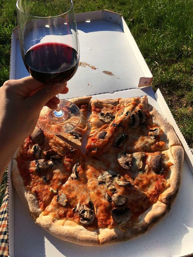Pizza und Rotwein &#8211; besser kann ein Essen an einem Sonntag kaum aussehen.  | Foto: Josephine Bewerunge