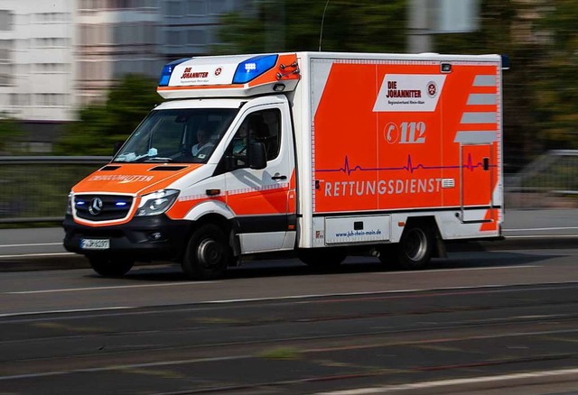 Die Motorradfahrerin wurde durch den R...ins Krankenhaus gebracht (Symbolbild).  | Foto: Boris Roessler (dpa)