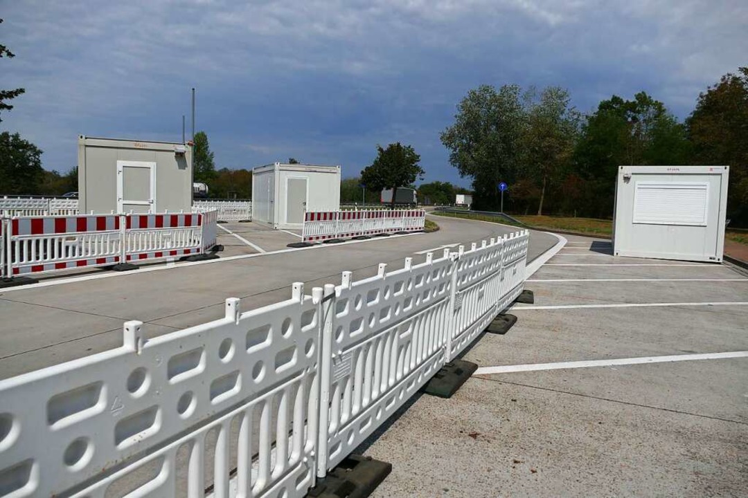 Noch menschenleer: die Teststation auf...Rastanlage Neuenburg-Ost am Donnerstag  | Foto: Susanne Ehmann