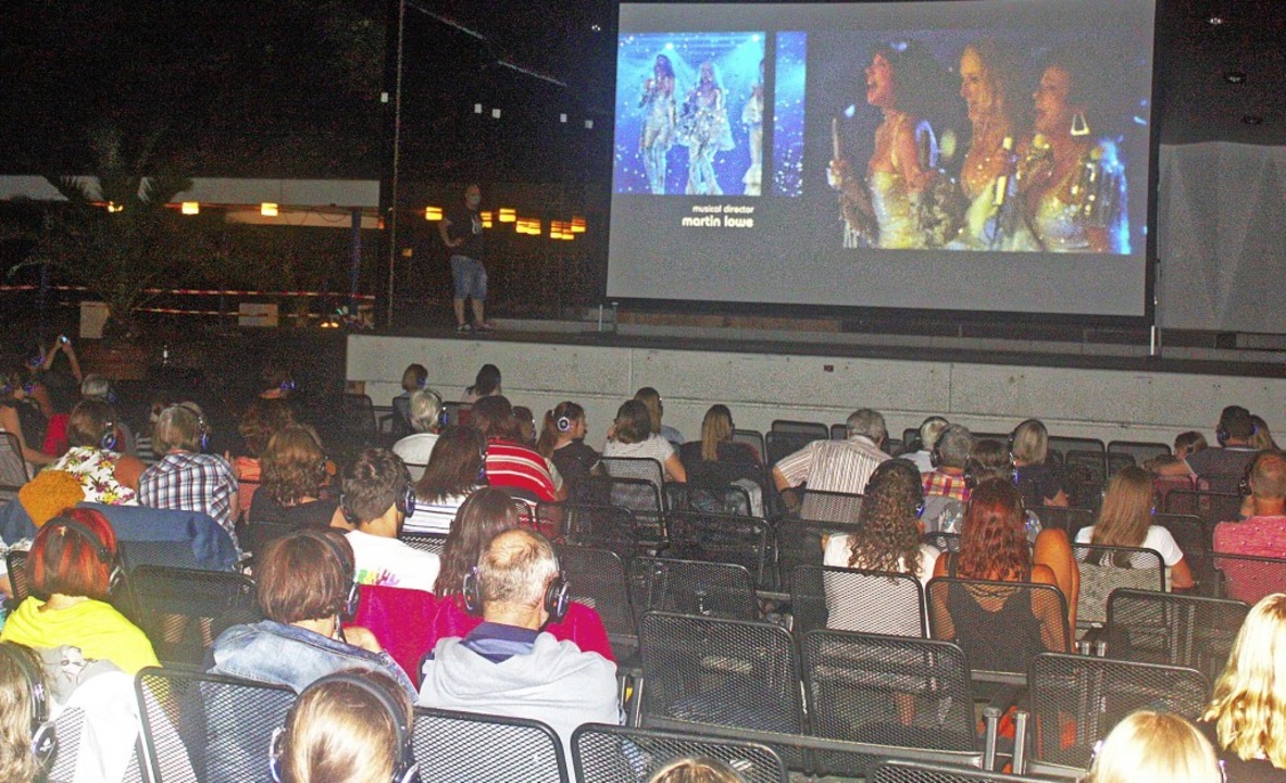 Kopfhörer sorgten für den richtigen To...hen Gästen der Open-Air-Kino-Premiere.  | Foto: Laetitia Barnick