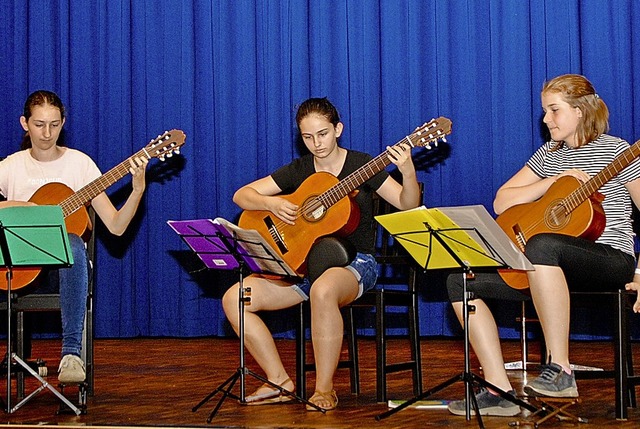 Die Musikerinnen der Gitarrenklasse von Brbel Libera  | Foto: Friederike Zimmermann