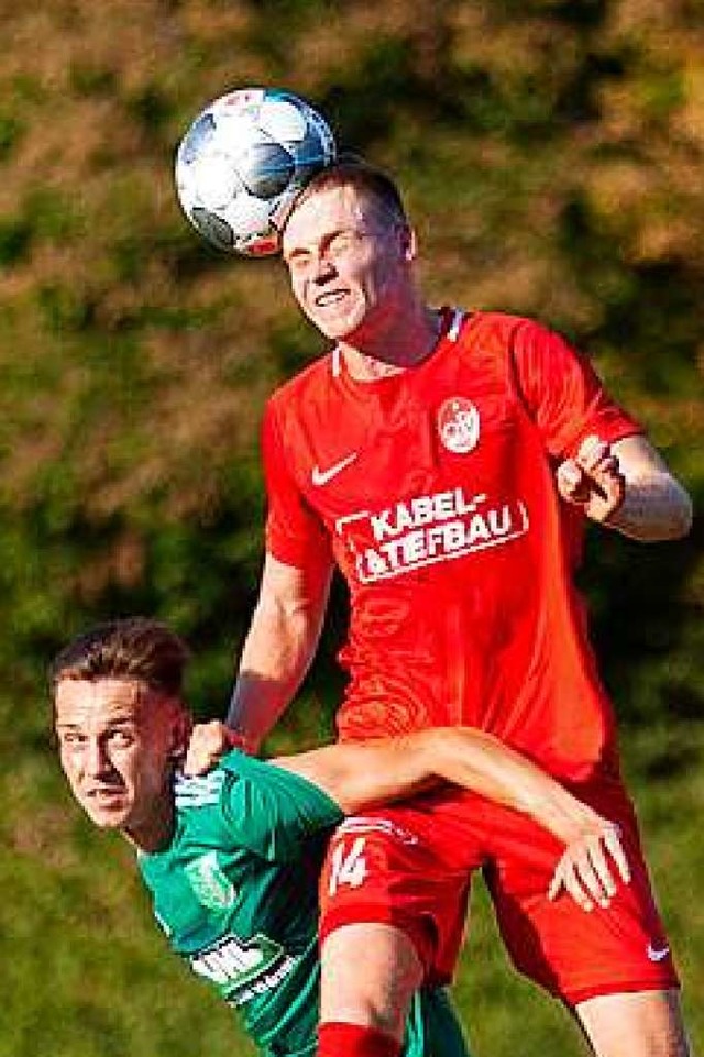 Ballgewinne sollten Simon Leopold (rotes Trikot) und dem OFV hufiger gelingen.  | Foto: Alexandra Buss