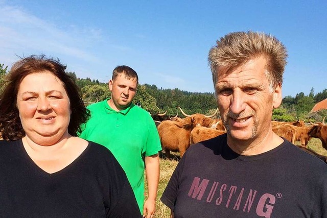 Claudia  und Reinhold Bchle mit ihrem...5 Hochland-Rinder besitzt die Familie.  | Foto: Annemarie Rsch