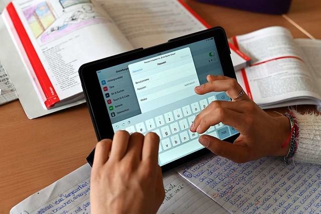 Realschler einer zehnten Klasse der G...n einer Unterrichtsstunde mit Tablets.  | Foto: Uli Deck (dpa)