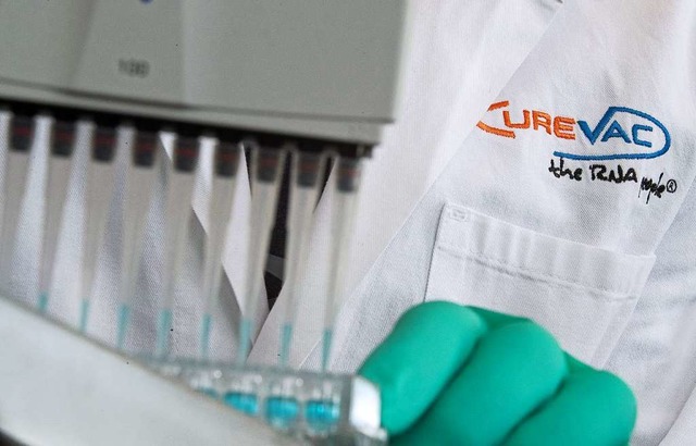 Das Tbinger Biotechunternehmen Cureva...en Corona-Impfstoffkandidaten bekannt.  | Foto: Sebastian Gollnow (dpa)