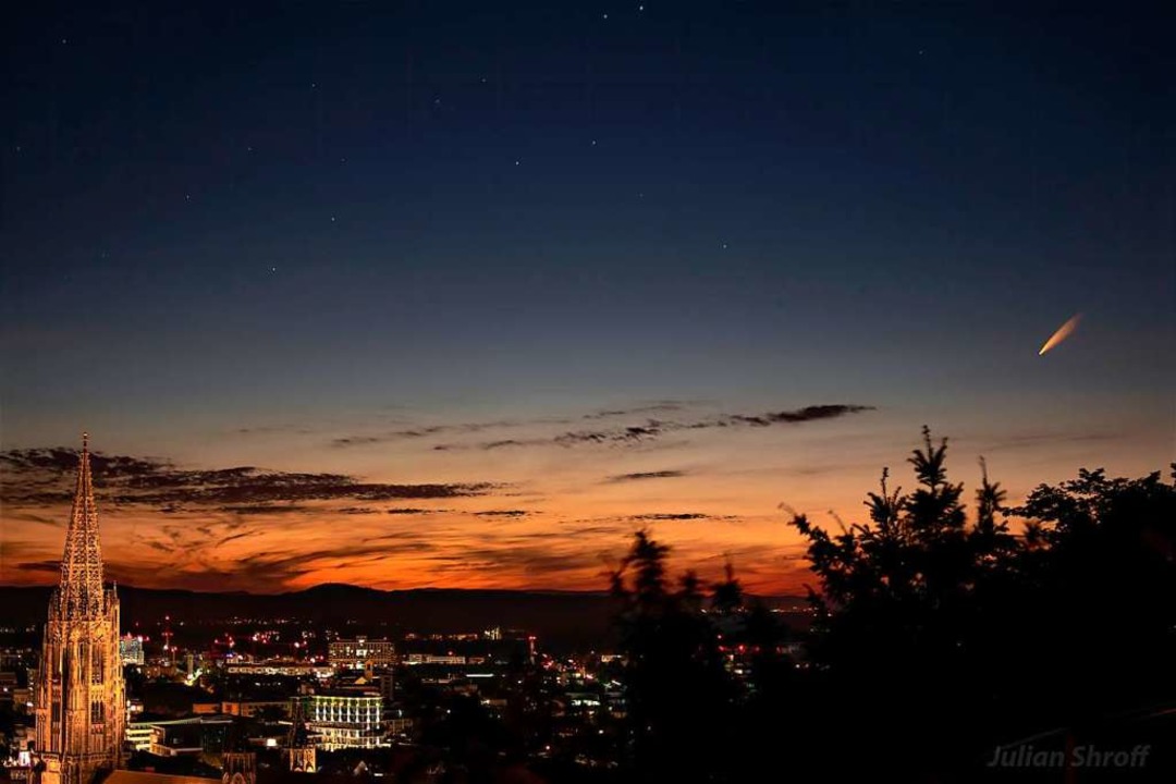 Komet Neowise am Abendhimmel über Freiburg.  | Foto: Julian Shroff