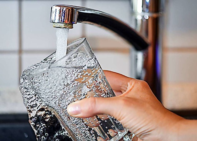 Das Trinkwasser in Titisee-Neustadt wird weiter gechlort.  | Foto: Patrick Pleul (dpa)