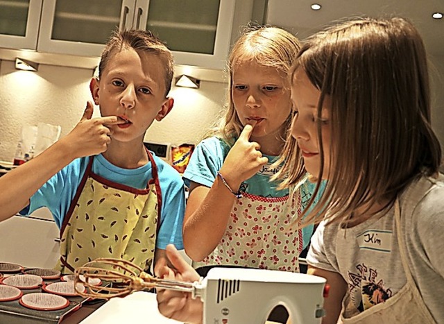 Das Wichtigste am Backen ist immer noc...Josefine und Kim (von links) beweisen.  | Foto: Martha Weishaar