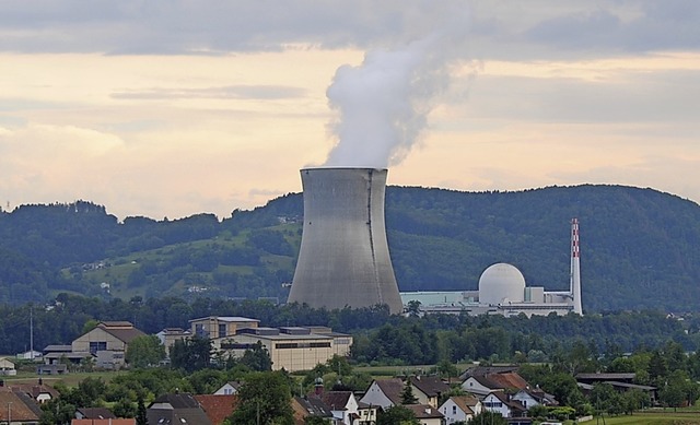 Wieder in Betrieb: Blick auf das Schwe...e Dampfwolke wieder aus dem Khlturm.   | Foto: Juliane Schlichter