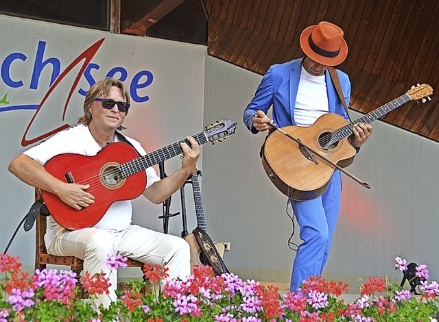 Auch mit dem Geigenbogen lsst sich Gi... Auftritt von Magic acoustic Guitars.   | Foto: Christiane Sahli