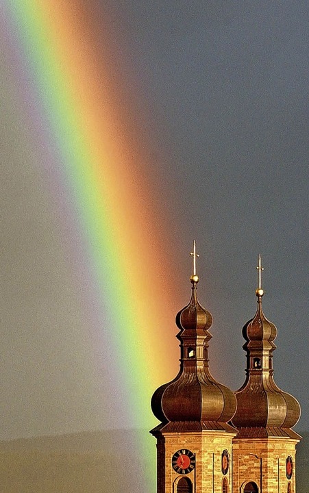 Die Barockkirche St. Peter mit ihren Zwillingstürmen unterm Regenbogen   | Foto: Antonio Pisacreta/ROPI